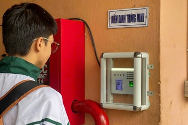 Thiết bị điểm danh mới, học sinh đi chậm 1 phút phụ huynh cũng biết