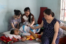 Cha nằm thoi thóp, mẹ không kiếm nổi 1 triệu đồng để con đến trường