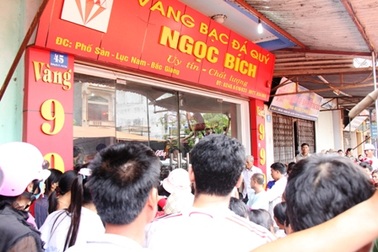 Vờ hỏi mua, giật luôn 4 cây vàng bỏ chạy