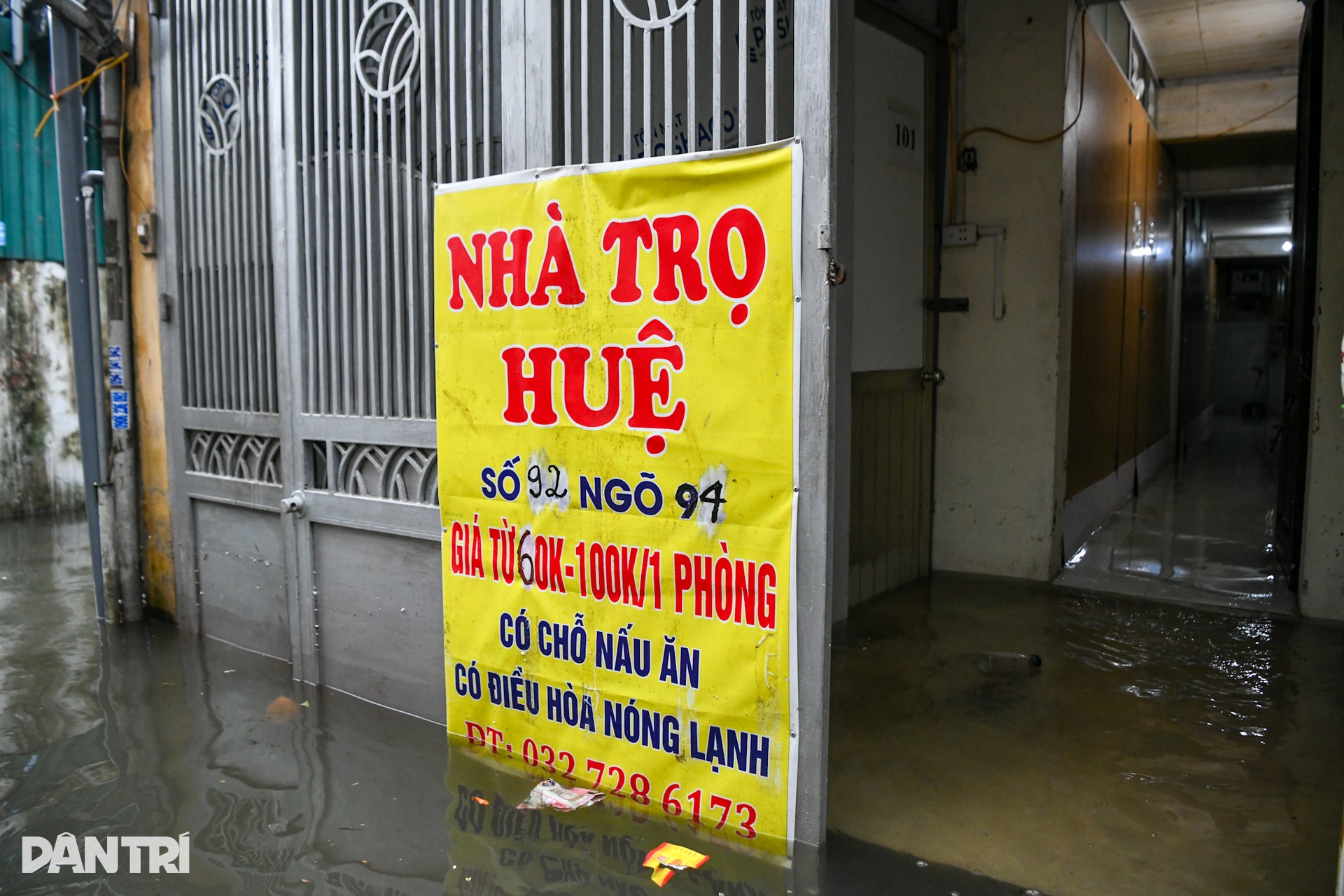 Xóm ung thư ở Hà Nội ngập sâu, bệnh nhân lội nước đi xin ngủ nhờ - 11 Xóm ung thư ở Hà Nội ngập sâu, bệnh nhân lội nước đi xin ngủ nhờ - 11