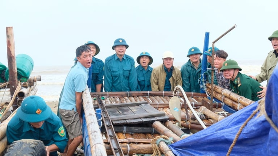 Ngư dân hối hả sát giờ bão đổ bộ - 3 Ngư dân hối hả sát giờ bão đổ bộ - 3