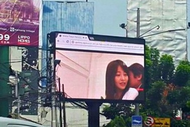 Hacker phát “phim người lớn” trên màn hình quảng cáo lớn giữa đường