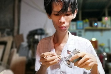 Chàng trai khuyết tật "viết" nên điều kỳ diệu từ thân tre