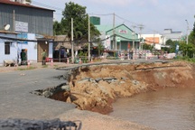 Phó Thủ tướng Trương Hòa Bình thị sát “điểm nóng” sạt lở quốc lộ 91