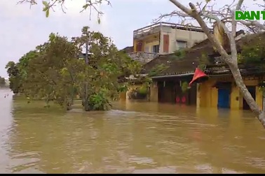 Phố cổ Hội An bị nước lũ bủa vây