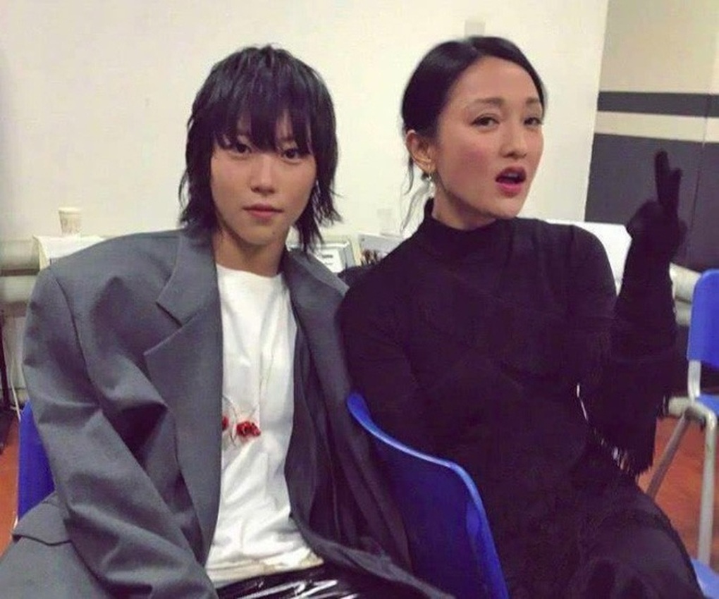 Con gái Vương Phi: Sở hữu gu thời trang nổi loạn, hẹn hò đồng giới - 3 Con gái Vương Phi: Sở hữu gu thời trang nổi loạn, hẹn hò đồng giới - 3