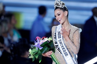 Đương kim Hoa hậu Hoàn vũ công khai chuyện hẹn hò cầu thủ