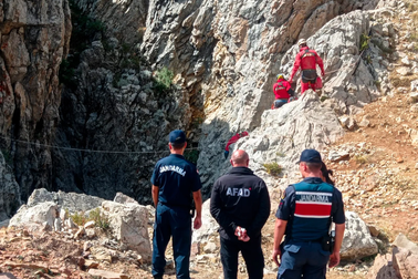 Chạy đua giải cứu nhà thám hiểm mắc kẹt dưới hang sâu 1.000m ở Thổ Nhĩ Kỳ