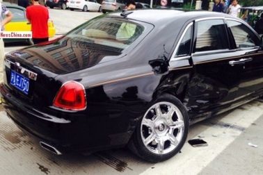 Xe Toyota tông gãy trục Rolls-Royce Ghost