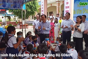 Học sinh Bạc Liêu hát tặng Bộ trưởng Bộ Giáo dục