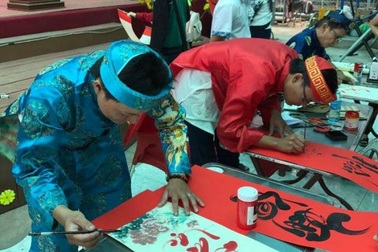 Bạn trẻ háo hức “xin” chữ thư pháp ngày Thơ Việt Nam