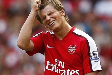 Arsenal “mất đứt” Arshavin lẫn “lá chắn” Djourou