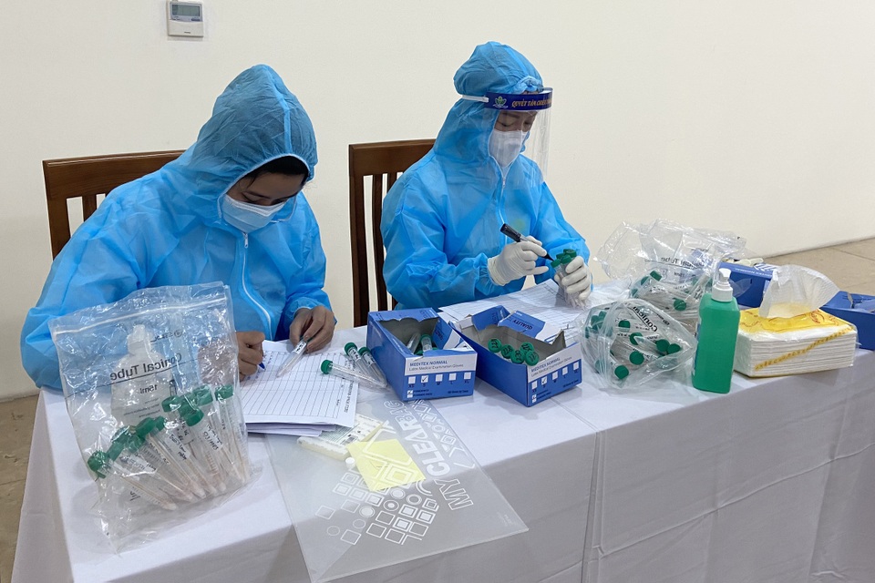 Dân văn phòng phải lấy xét nghiệm Covid-19 ngày đầu tiên đi làm của năm mới - 12 Dân văn phòng phải lấy xét nghiệm Covid-19 ngày đầu tiên đi làm của năm mới - 12