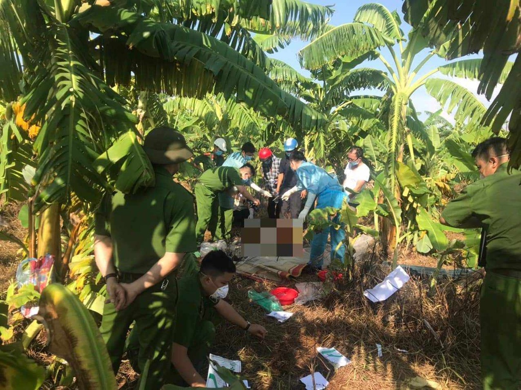 Phát hiện thi thể nam giới trên sông Hồng, cách cầu Phong Châu 9km - 1 Phát hiện thi thể nam giới trên sông Hồng, cách cầu Phong Châu 9km - 1