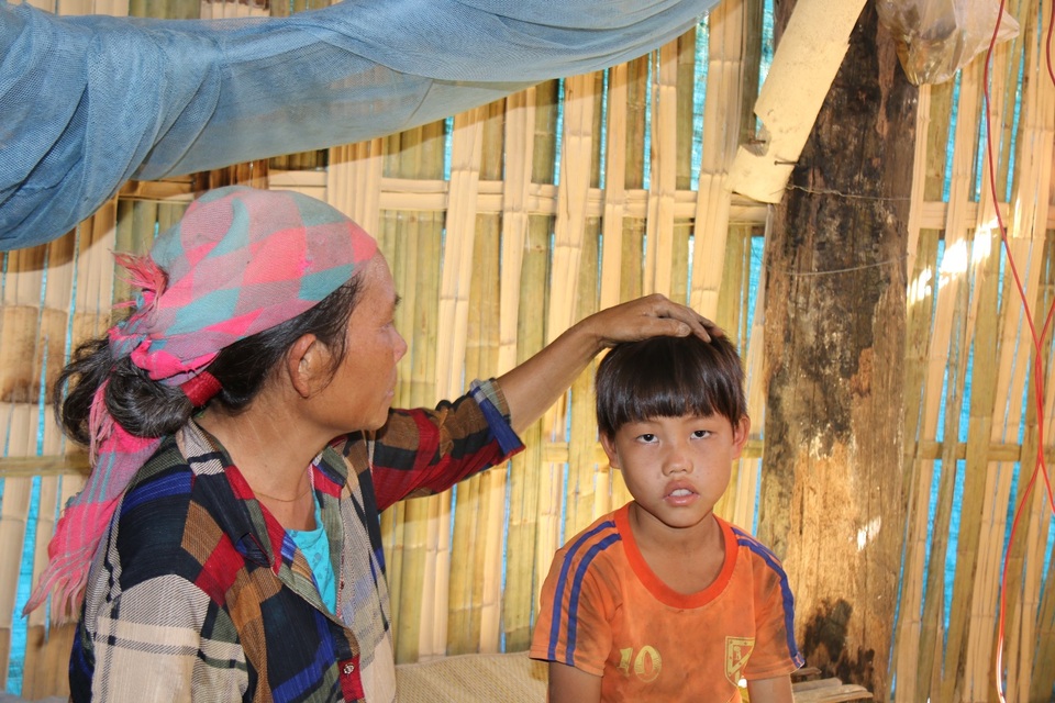 Tận mắt chứng kiến cảnh bà cháu ăn cơm trắng chan nước lã mà lòng đau nhói! - 2 Tận mắt chứng kiến cảnh bà cháu ăn cơm trắng chan nước lã mà lòng đau nhói! - 2