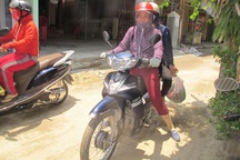 Khi những bà nội trợ... lái xe ôm