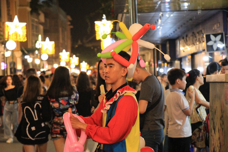 Phố đi bộ Hồ Gươm đông nghịt trở lại sau 3 tháng nghỉ dịch - 7 Phố đi bộ Hồ Gươm đông nghịt trở lại sau 3 tháng nghỉ dịch - 7