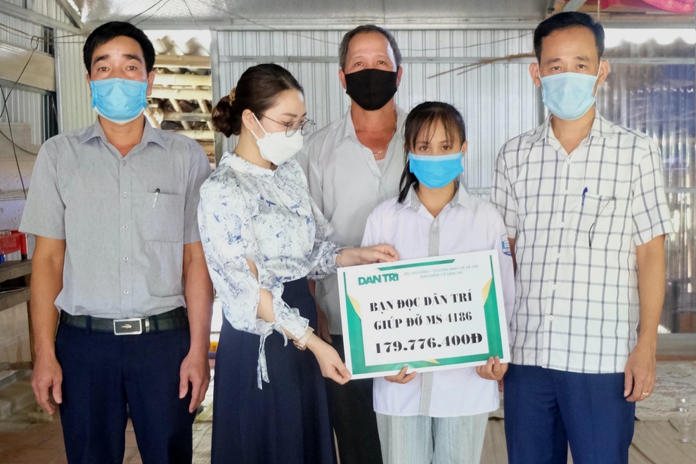 Bạn đọc Dân trí giúp đỡ nữ sinh chăn bò thuê viết tiếp ước mơ đại học - 1 Bạn đọc Dân trí giúp đỡ nữ sinh chăn bò thuê viết tiếp ước mơ đại học - 1