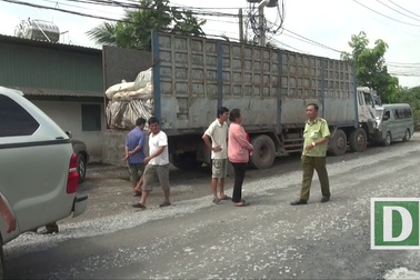 Hơn 50 tấn đường nguỵ trang trong kho phế liệu