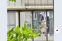 Dân chung cư hàng ngày phải ngắm... "ảnh khỏa thân di động"