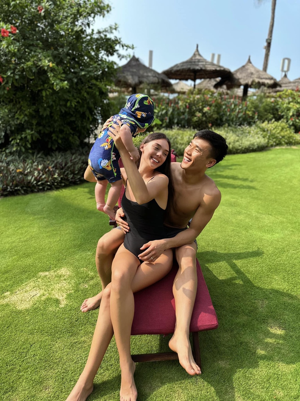 Thời trang khoe đường cong cơ thể triệt để của vợ thủ môn Bùi Tiến Dũng - 3