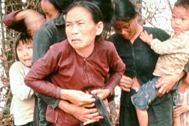 Sự thật đau lòng đằng sau bức ảnh về vụ thảm sát Mỹ Lai