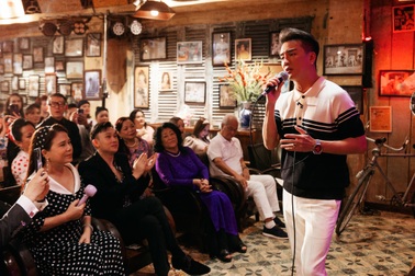 Đàm Vĩnh Hưng xin lỗi vì không đủ chỗ ngồi cho khách mời