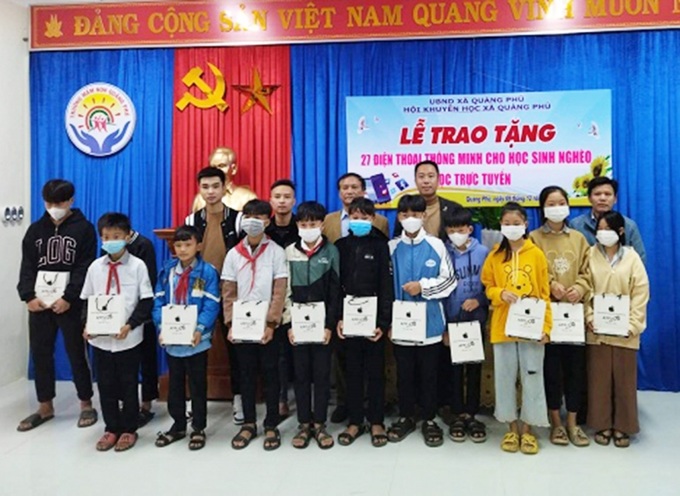 Các em học sinh được nhận điện thoại thông minh từ Hội Khuyến học tỉnh.