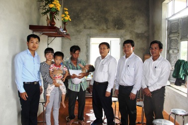 Trao gần 60 triệu đồng đến gia đình bé trai 3 tuổi bị bệnh bại não