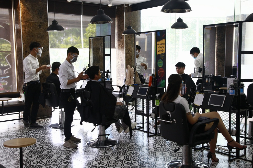 Thợ cắt tóc Hà Nội làm việc hết công suất trong ngày đầu nới lỏng... - 5 Thợ cắt tóc Hà Nội làm việc hết công suất trong ngày đầu nới lỏng... - 5