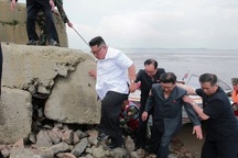 Ông Kim Jong-un đi xe bình dân, không ngại lấm lem khi thị sát