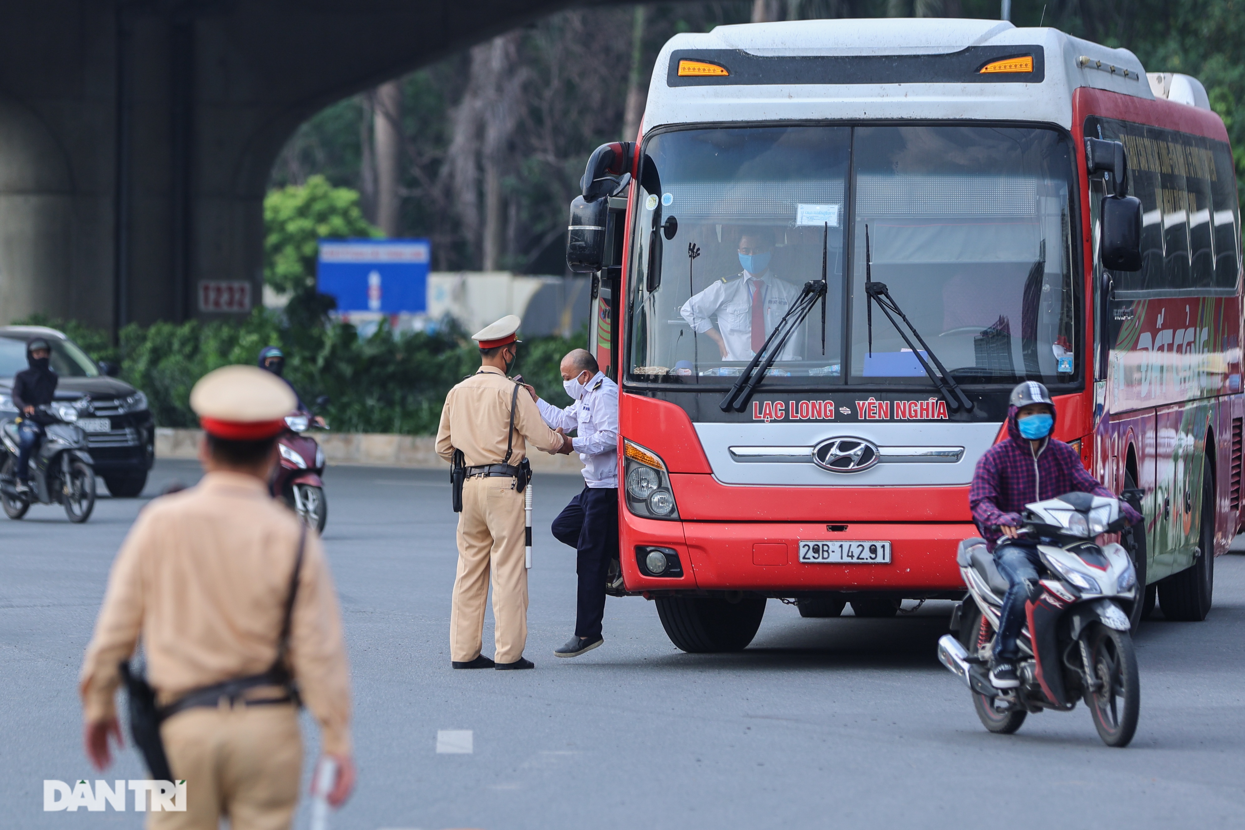 Hà Nội: "Chim mồi" bám CSGT và cú điện thoại "mật báo" tới nhà xe