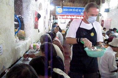 Ông giám đốc Mỹ đến Việt Nam làm bồi bàn phục vụ người nghèo