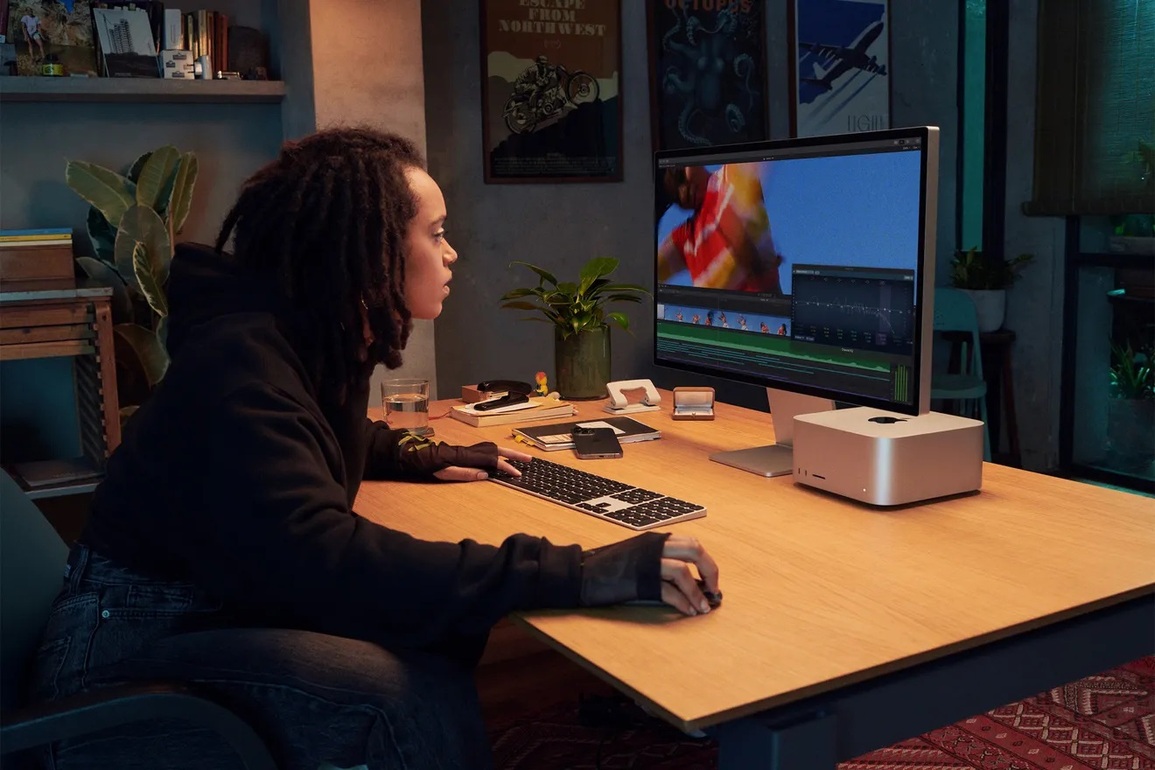 Mac Studio có thiết kế nhỏ gọn, tương tự Mac Mini, nhưng trang bị cấu hình mạnh mẽ bên trong (Ảnh: Apple). Mac Studio có thiết kế nhỏ gọn, tương tự Mac Mini, nhưng trang bị cấu hình mạnh mẽ bên trong (Ảnh: Apple).