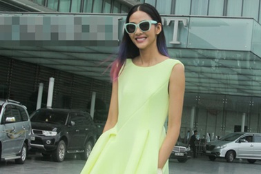 Hoàng Thùy rực rỡ với váy vàng