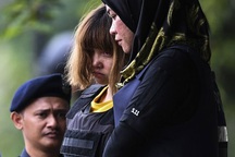 Đoàn Thị Hương mặc áo chống đạn, bị còng tay khi rời tòa