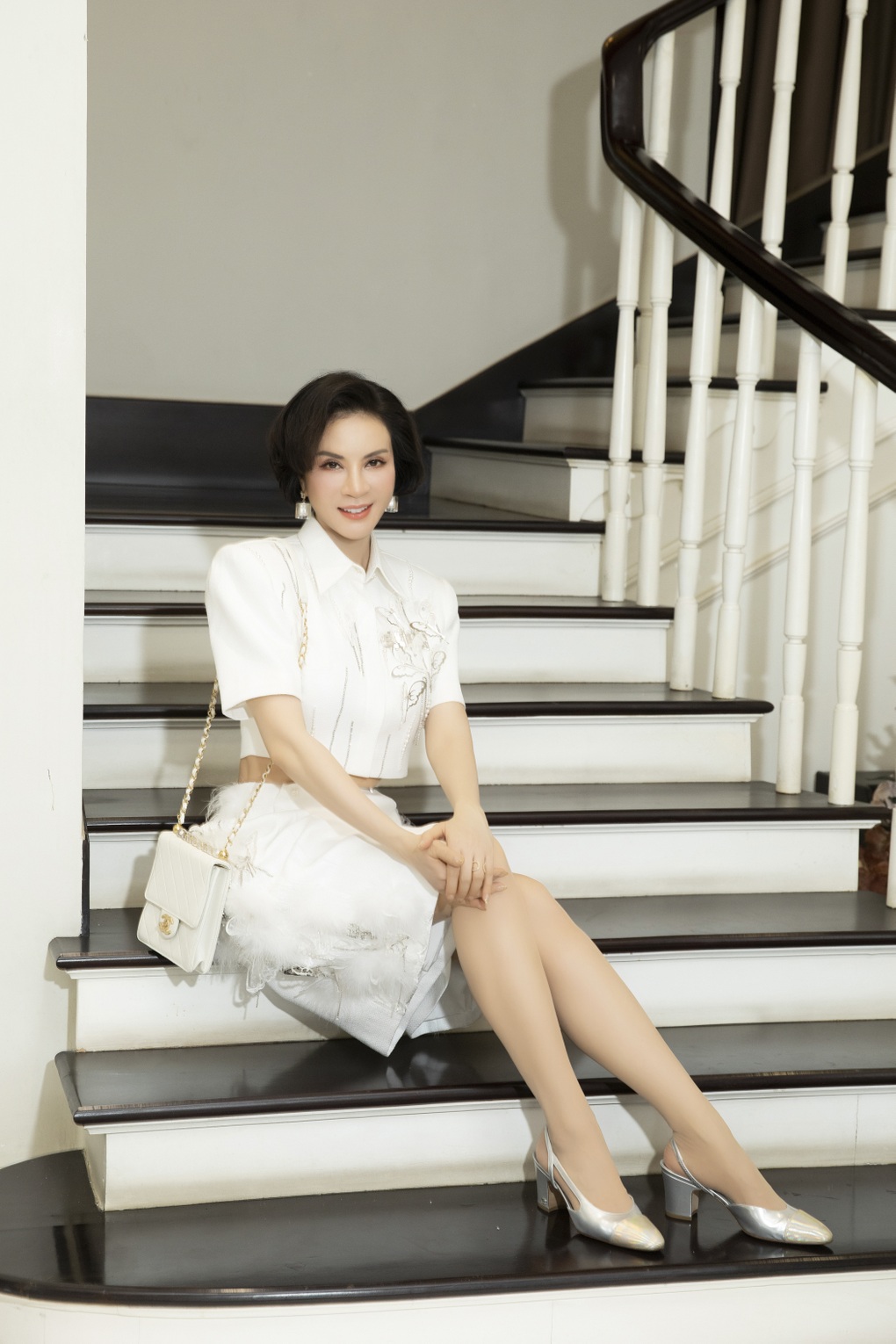 Nữ hoàng ảnh lịch Thanh Mai quyến rũ với trang phục khoét eo, xẻ ngực - 4 Nữ hoàng ảnh lịch Thanh Mai quyến rũ với trang phục khoét eo, xẻ ngực - 4