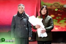 Con đứng bét lớp đỗ đại học, mẹ mù chữ trở thành nhà văn