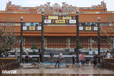 Người dân Huế oằn mình dọn bùn non, rác thải và sửa xe sau lũ