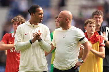 Van Dijk và HLV Liverpool bất đồng quan điểm sau trận thua Crystal Palace