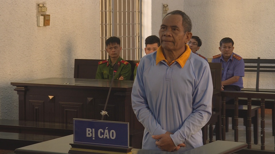 Bố dượng 60 tuổi hãm hiếp con riêng của vợ - 1 Bố dượng 60 tuổi hãm hiếp con riêng của vợ - 1