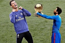 Ảnh chế hài hước Messi dâng Quả bóng vàng cho C.Ronaldo