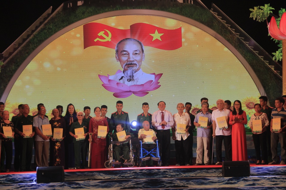 Giải quyết dứt điểm hồ sơ tồn đọng đề nghị công nhận thương binh, liệt sĩ - 1 Giải quyết dứt điểm hồ sơ tồn đọng đề nghị công nhận thương binh, liệt sĩ - 1