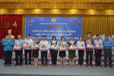 Tết sớm đến với những "chiến sĩ" tuyến đầu chống dịch Covid-19