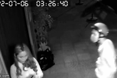 Cô gái bị đánh, cướp điện thoại lúc rạng sáng