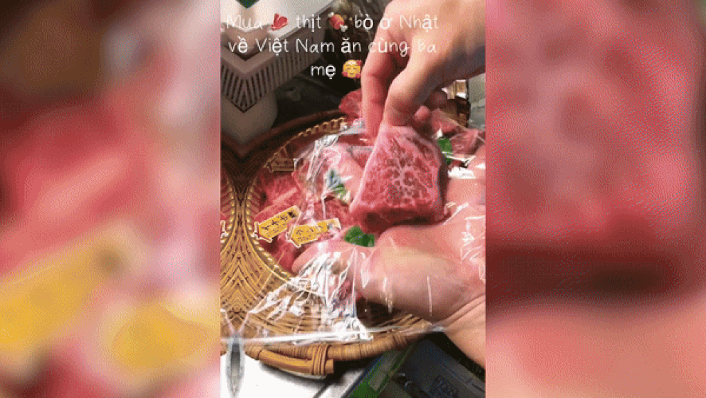 Nam lao động Việt mang thịt bò thượng hạng từ Nhật về chiêu đãi gia đình - 1