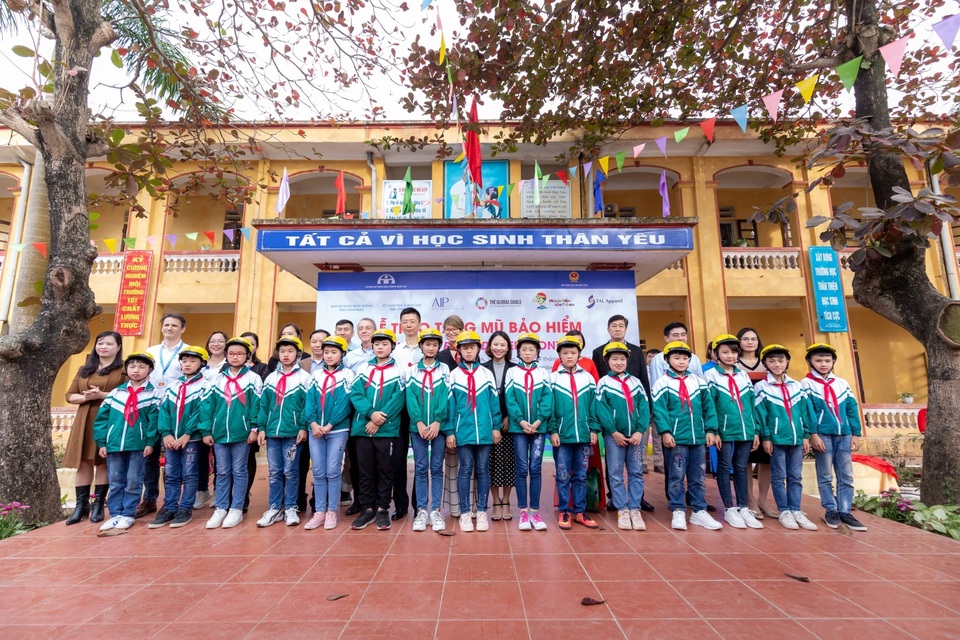 Tặng hơn 400 mũ bảo hiểm cho học sinh huyện nông thôn Vĩnh Phúc - 1 Tặng hơn 400 mũ bảo hiểm cho học sinh huyện nông thôn Vĩnh Phúc - 1