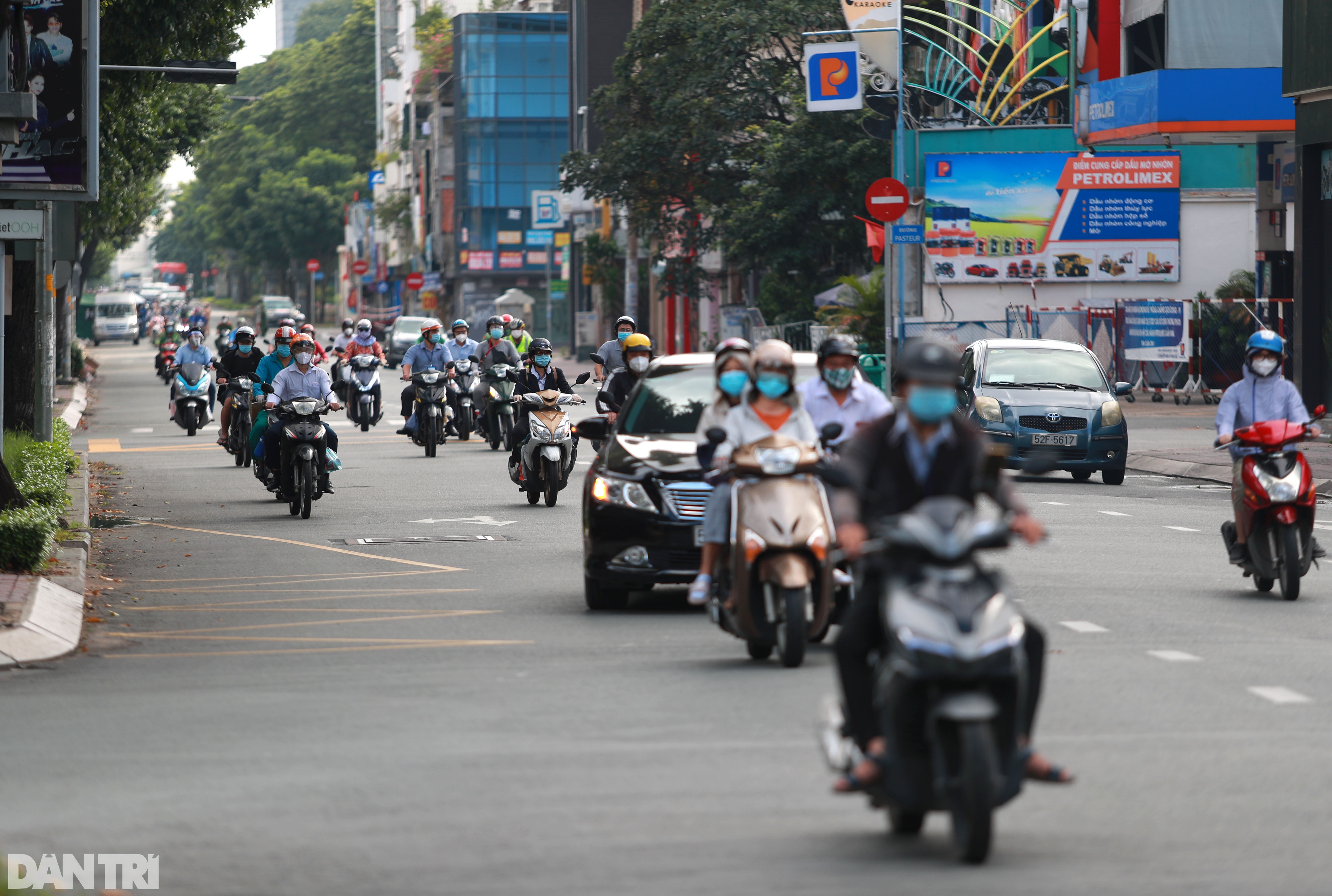 TPHCM sau gia hạn giãn cách: Chốt kiểm soát đông đúc, giao thông nhộn nhịp - 3 TPHCM sau gia hạn giãn cách: Chốt kiểm soát đông đúc, giao thông nhộn nhịp - 3