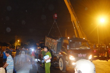 Dùng cẩu nhấc xe tải, đưa thi thể hai thanh niên ra ngoài