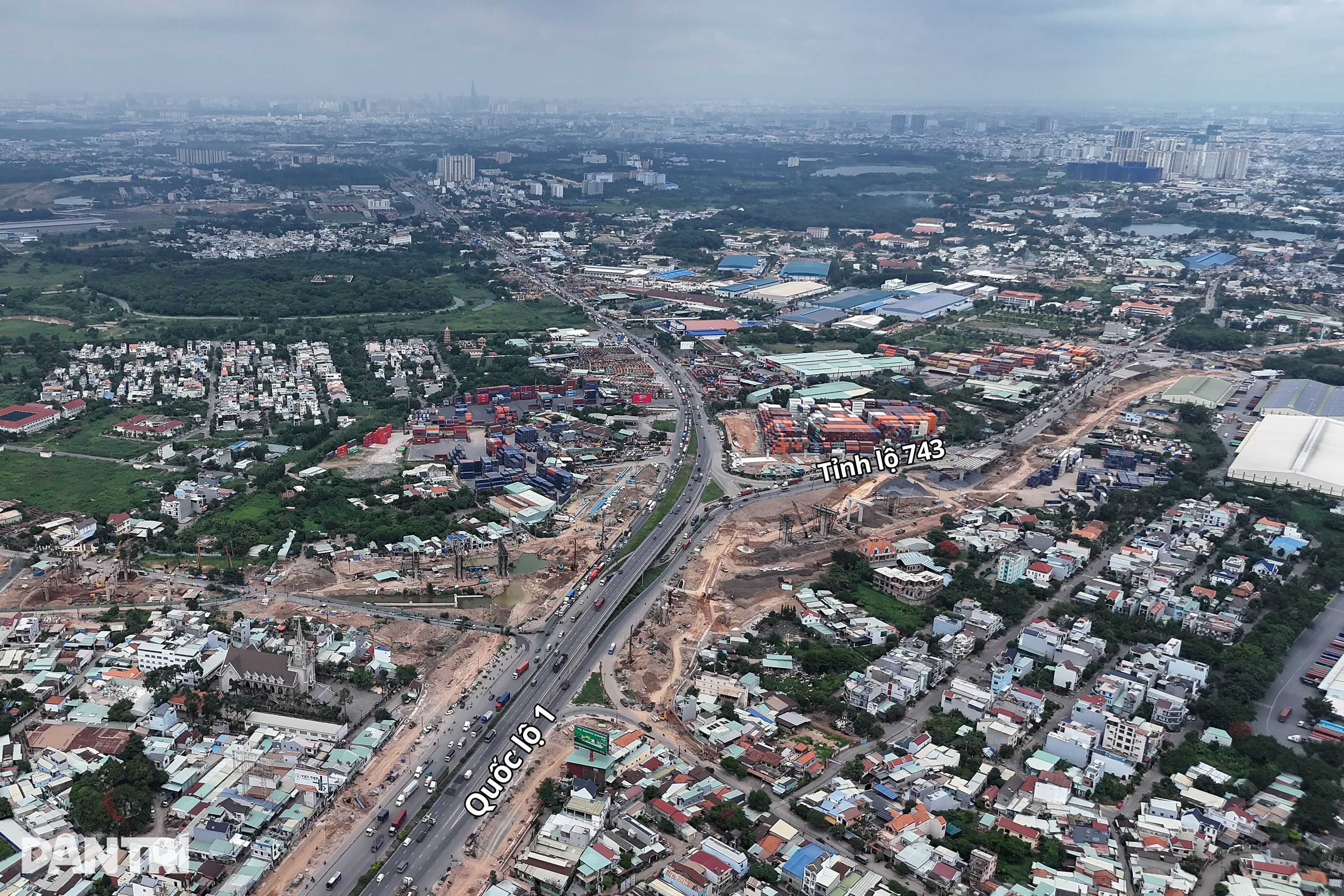 Nguyên nhân nút giao Tân Vạn ở TPHCM kẹt xe nghiêm trọng - 1